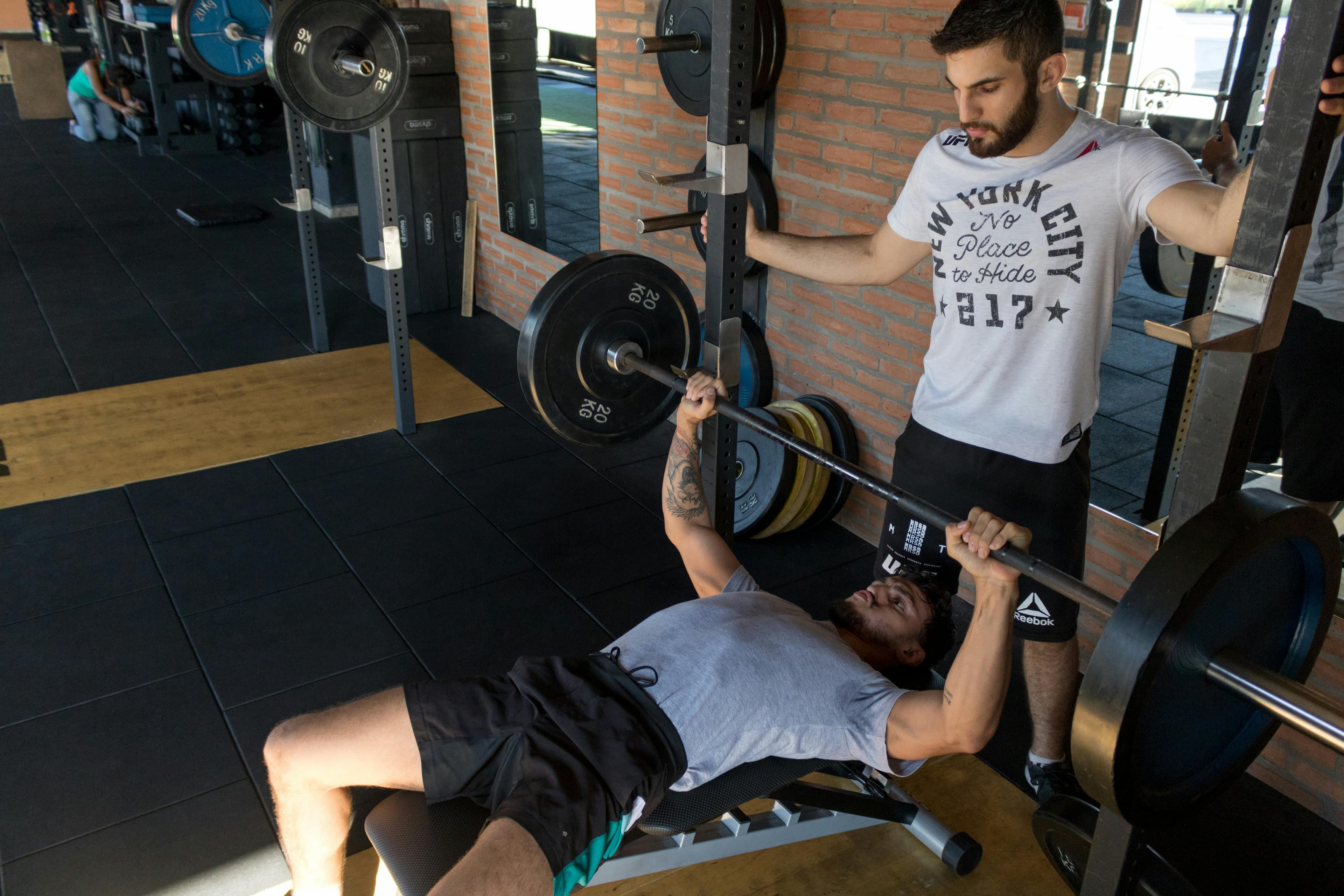 Uomo Sdraiato Mentre Fa Bilanciere