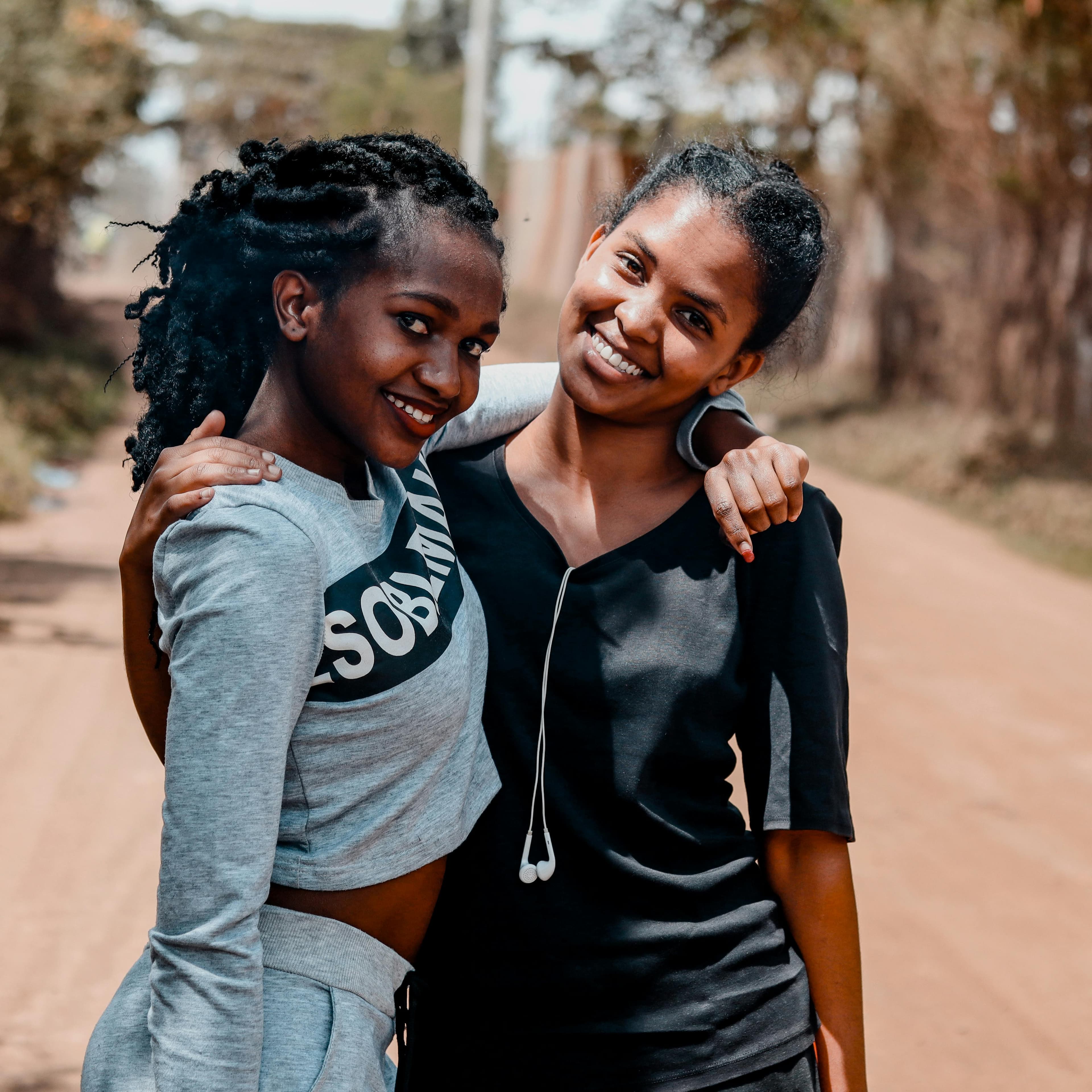 Foto De Dos Mujeres Sonrientes Juntas