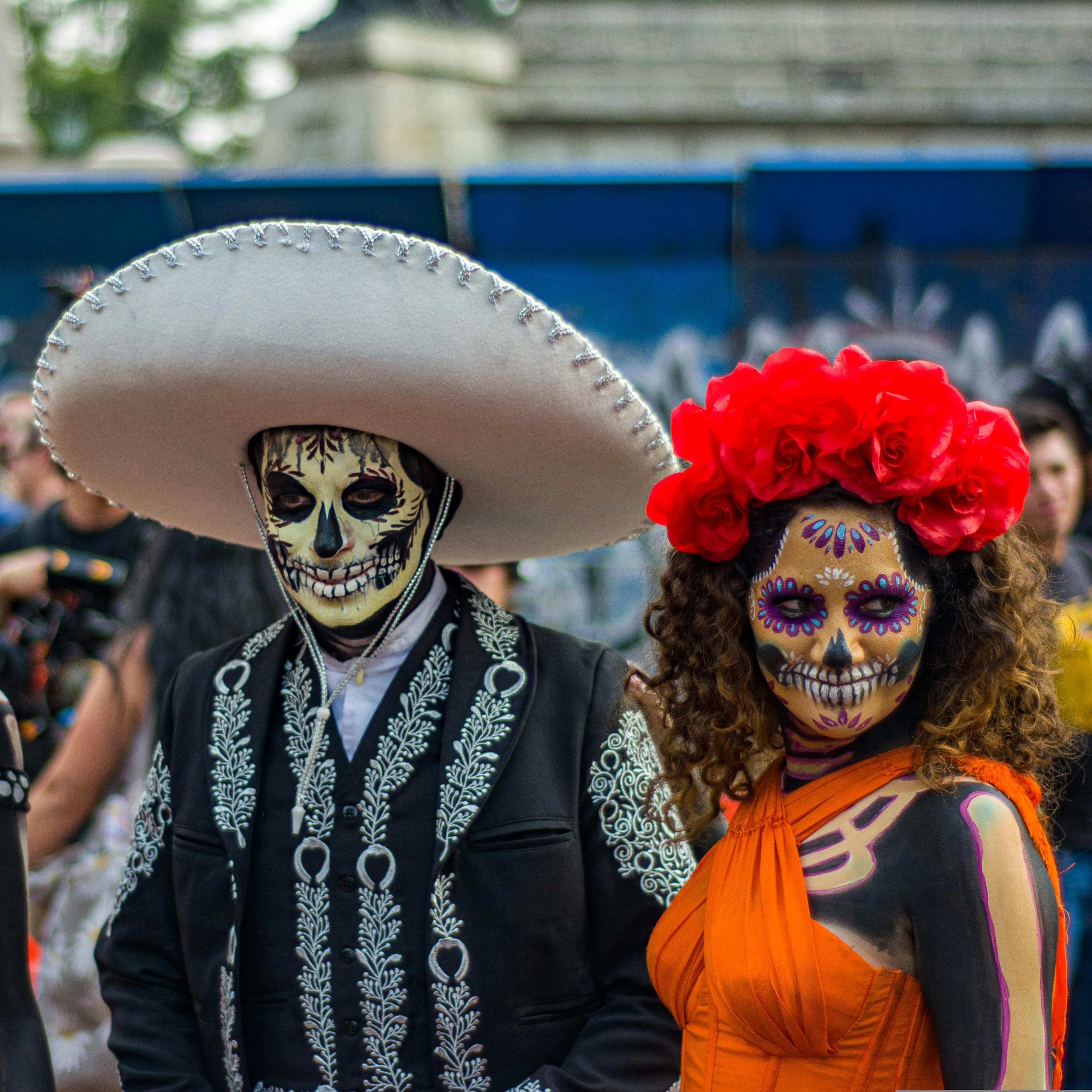 Los disfraces coloridos y la pintura facial capturan el espíritu del Día de los Muertos en México.
