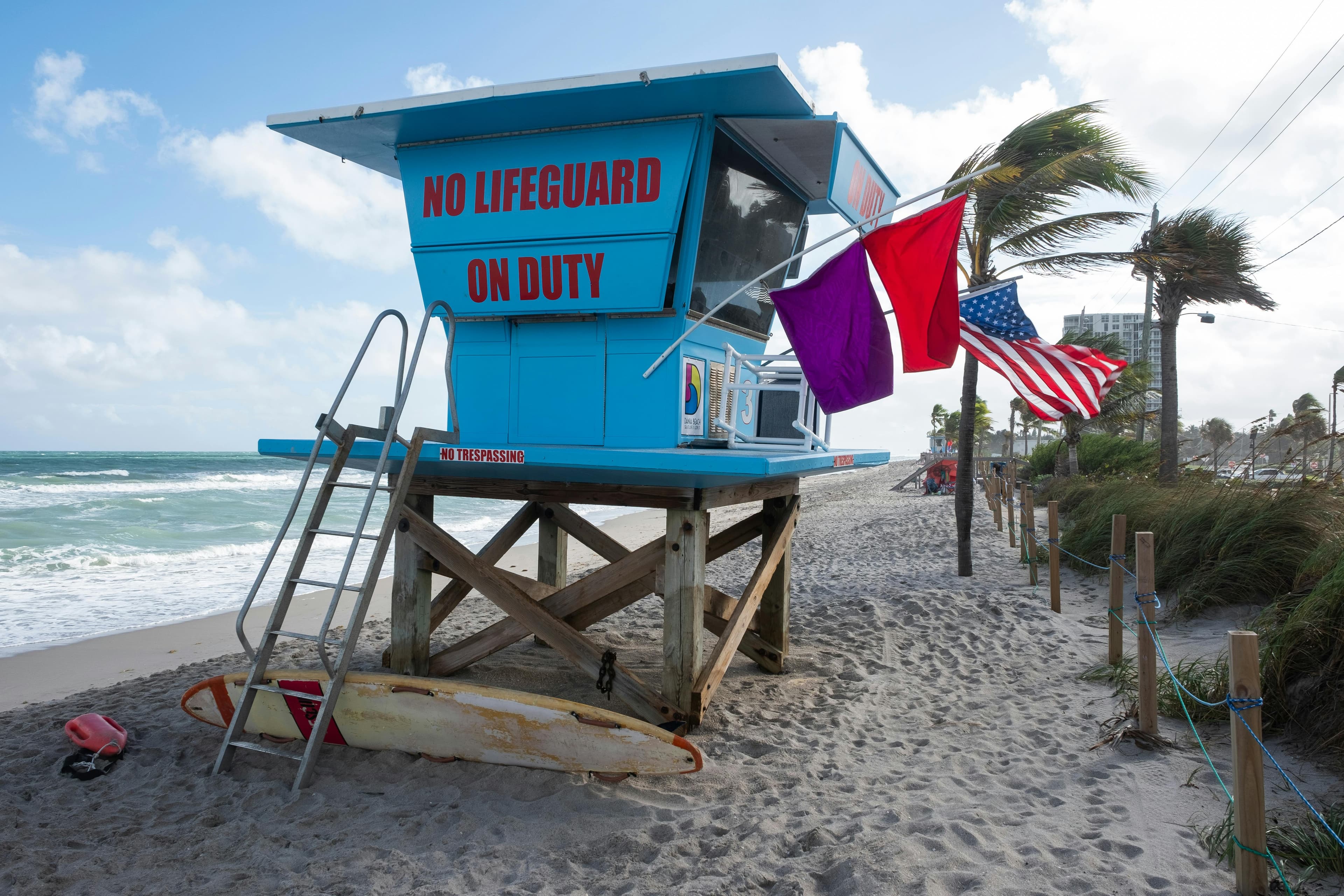 Cabane De Sauveteur Sur Une Plage De Floride Par Une Journée Ensoleillée Et Venteuse. 
