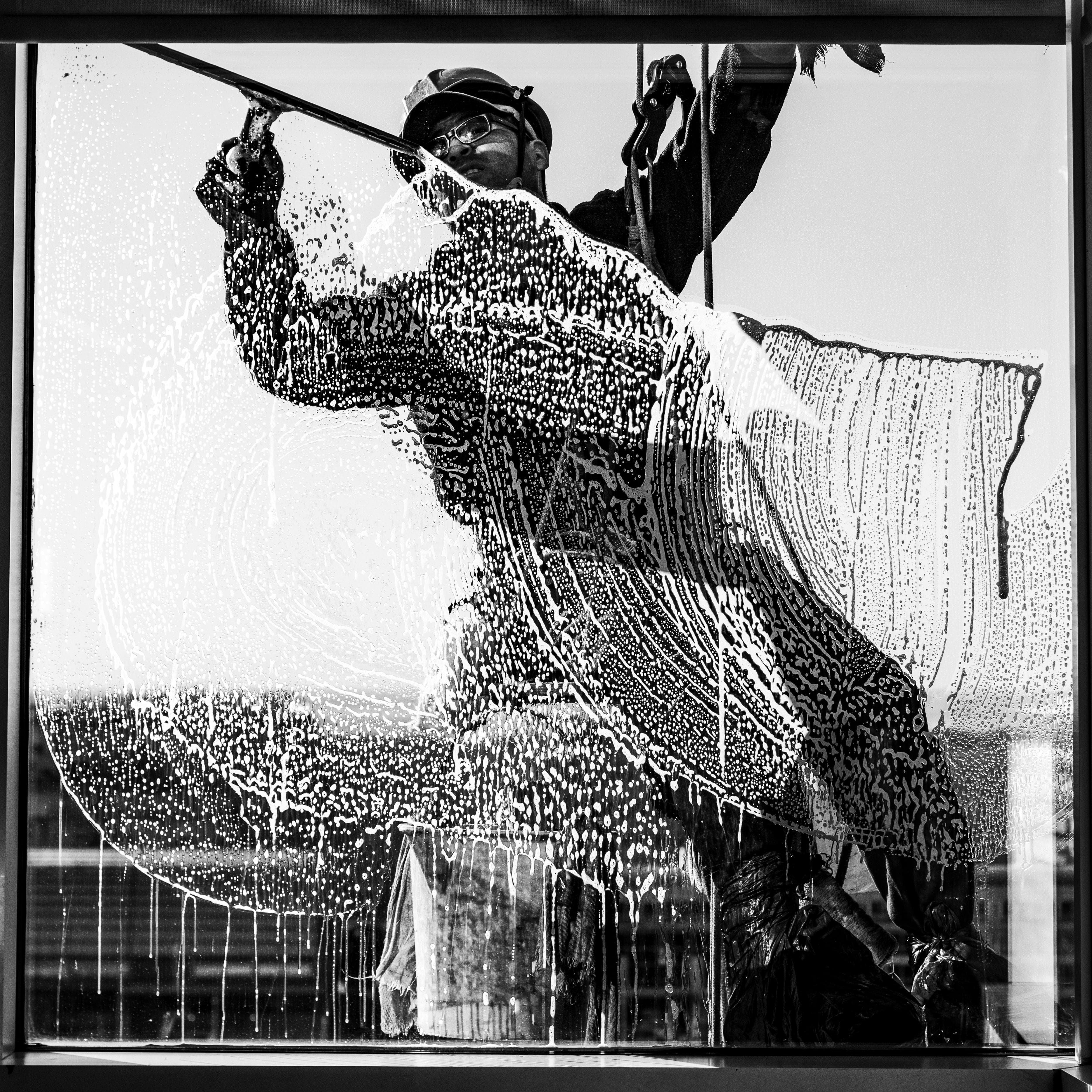 Un lavavetri di un grattacielo immortalato in monocromia mostra la vita urbana di Buenos Aires.