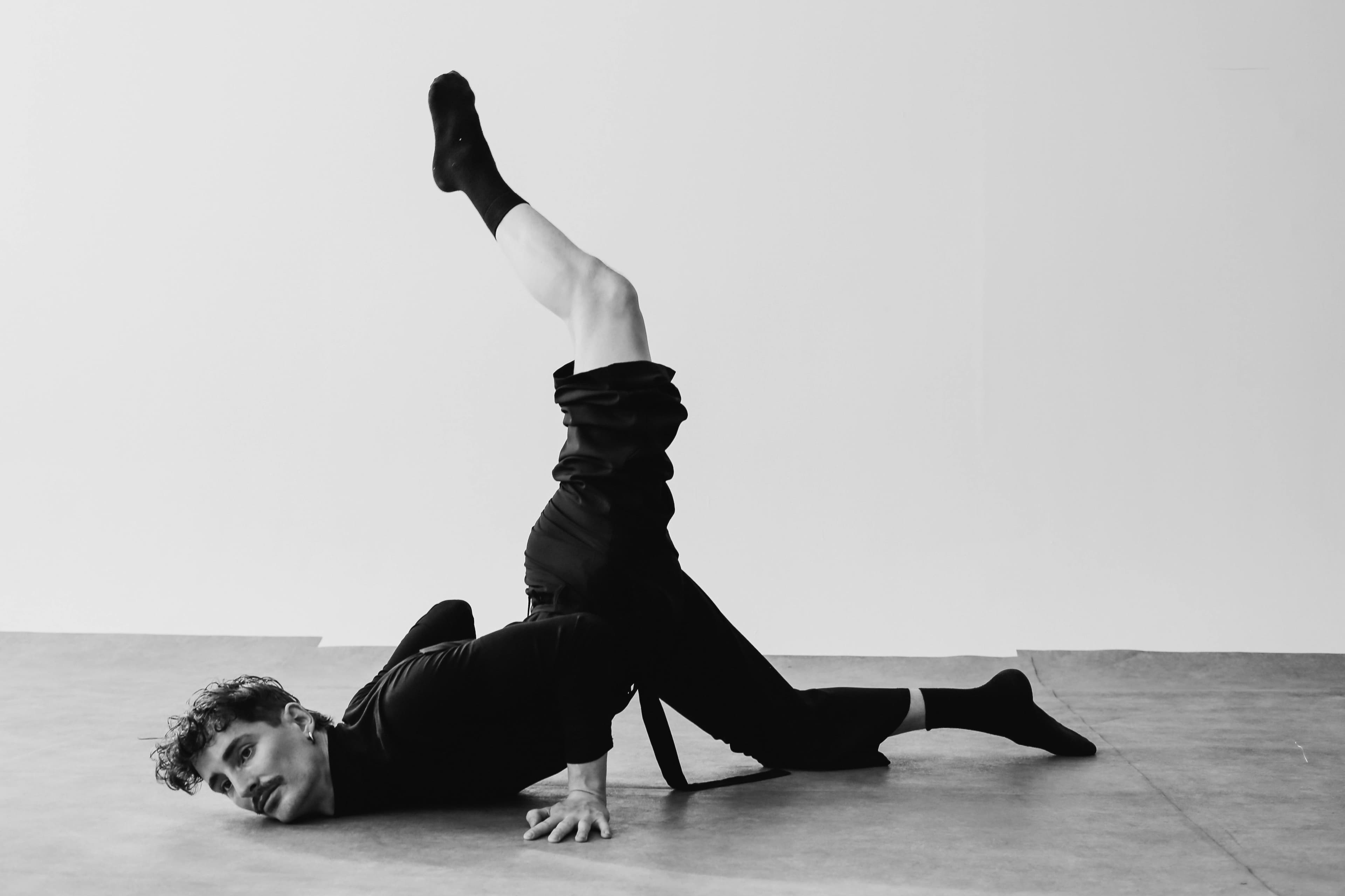 Scatto artistico in bianco e nero di una ballerina in una posa suggestiva all'interno di uno studio di Berlino.
