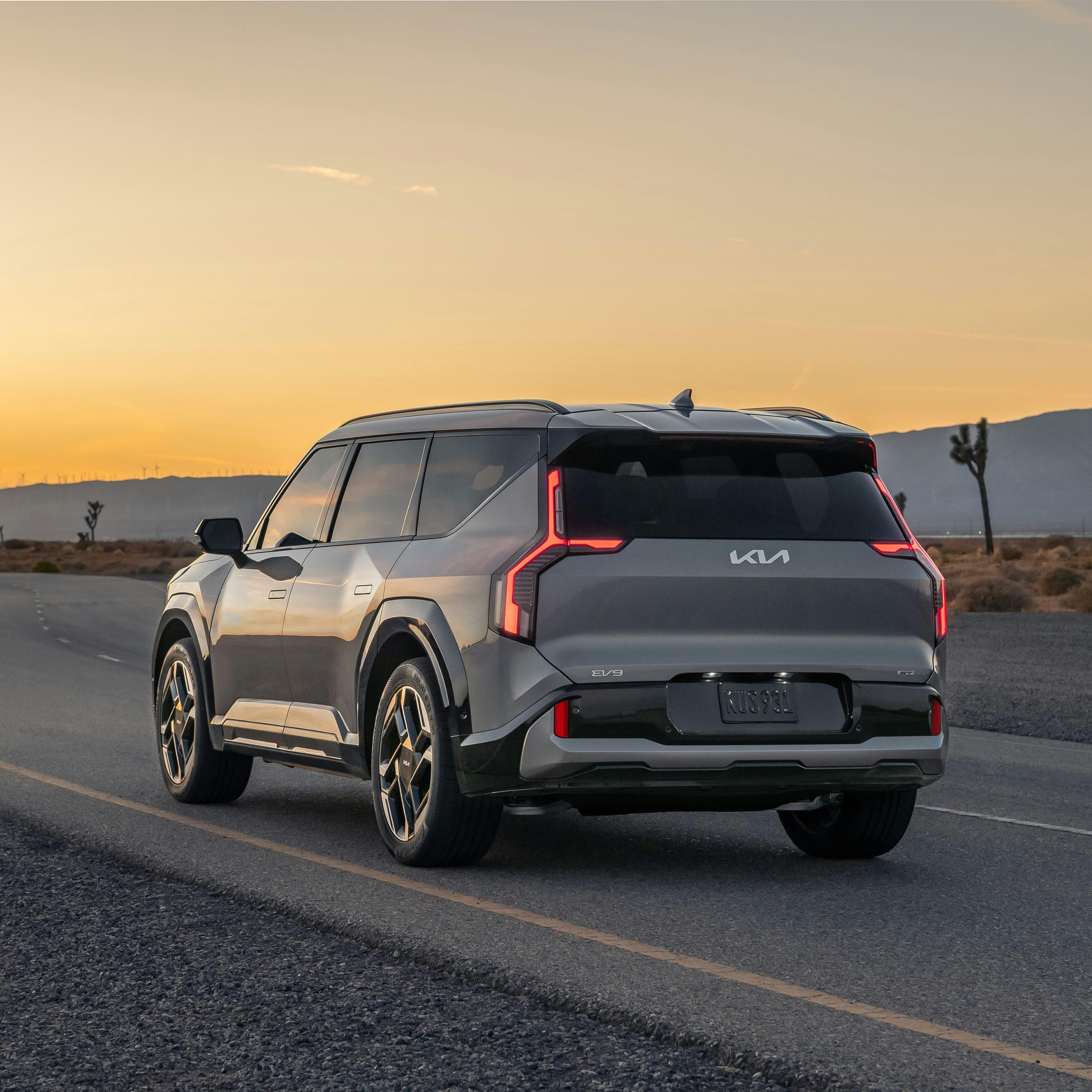 Kia Ev9 Gt Sur Une Route Panoramique Au Coucher Du Soleil