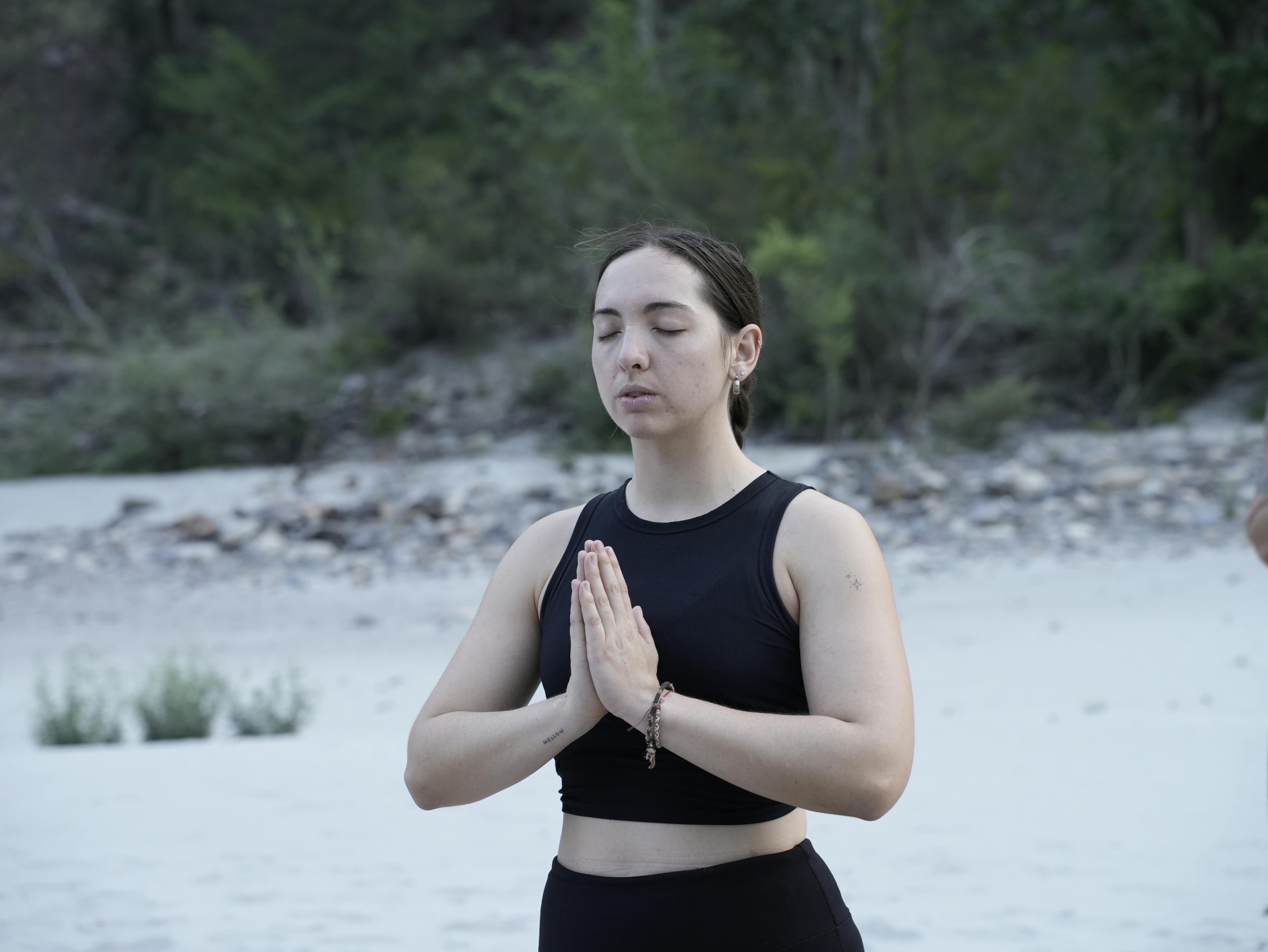 Eine ruhige Yoga-Sitzung an einem Strand auf Bali, die Ruhe und Achtsamkeit einfängt.