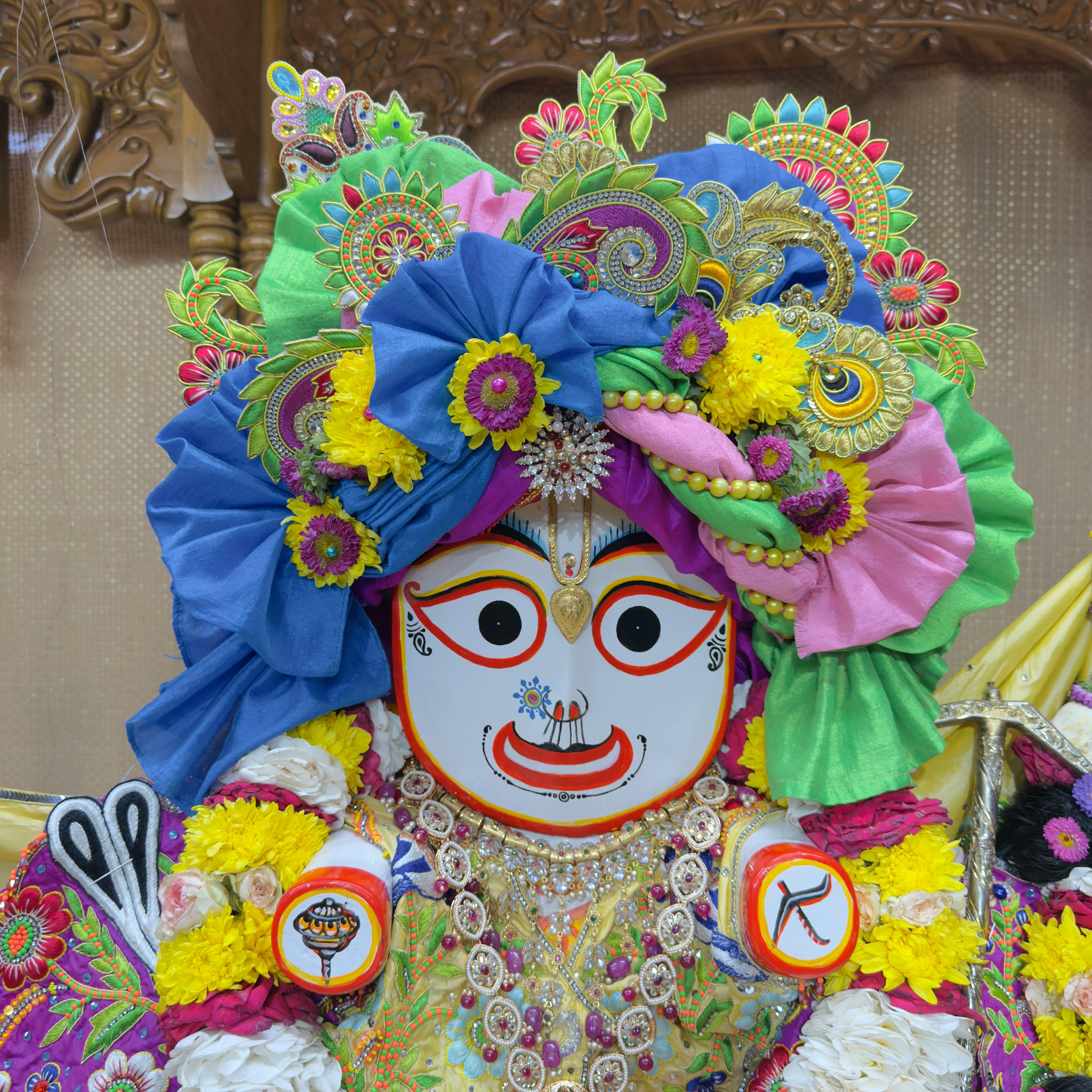 Máscara india tradicional colorida adornada con intrincadas decoraciones florales y patrones ornamentados, que captura el arte cultural.