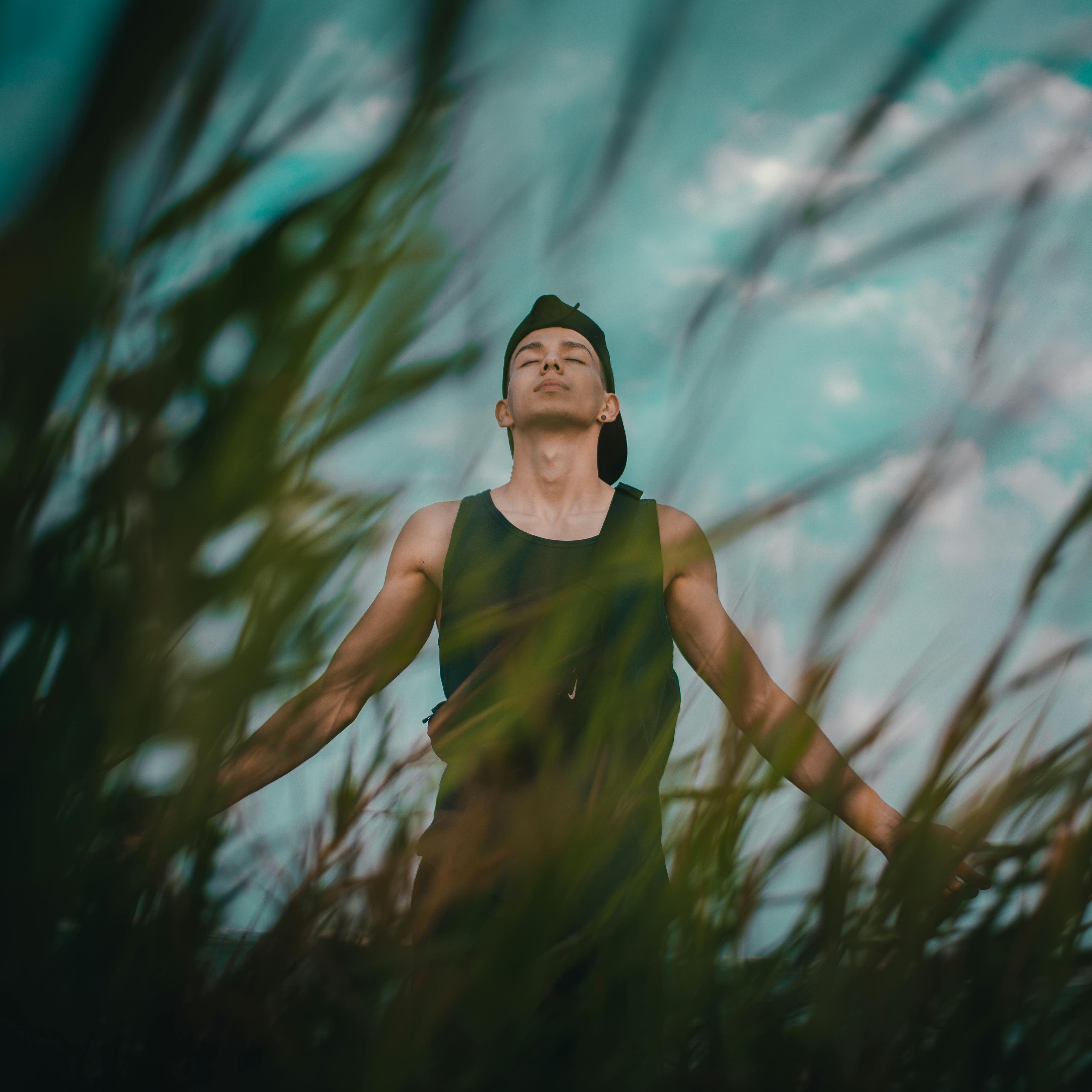 Người đàn ông đứng Trên Cỏ