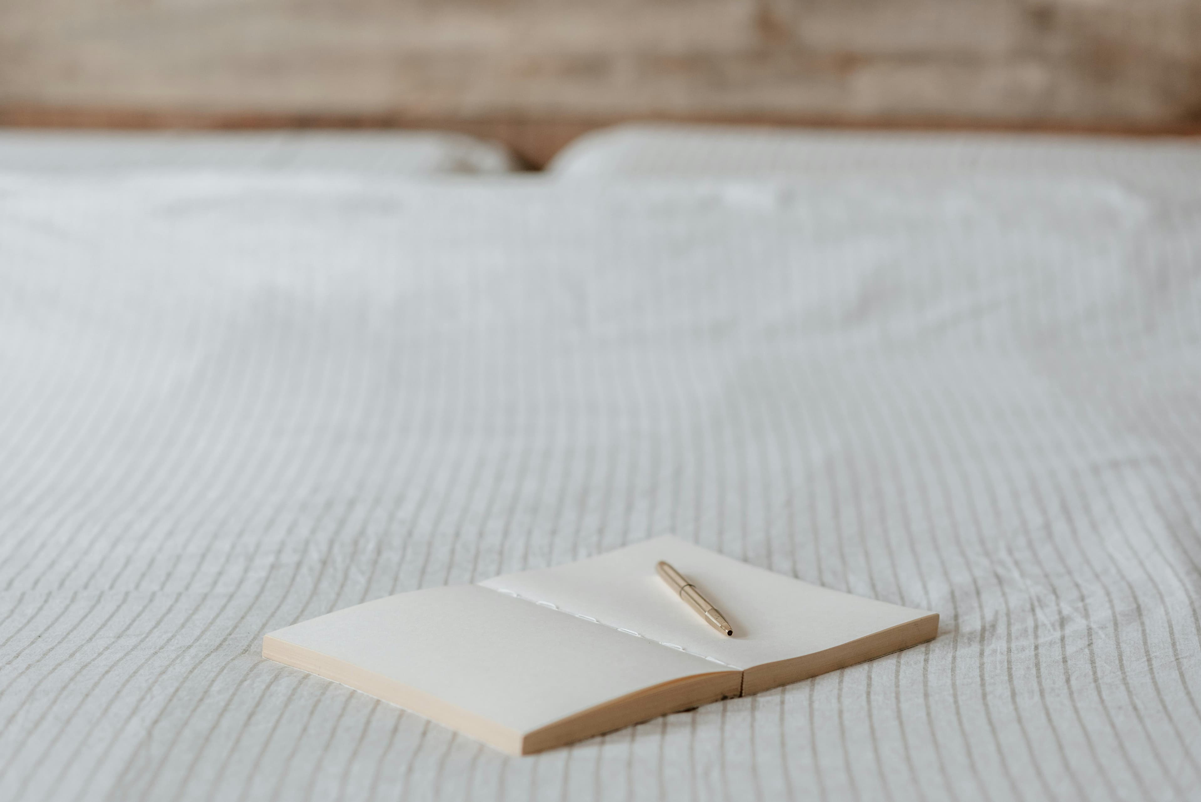 Lege Agenda Met Pen Op Verfrommeld Bed In Huis