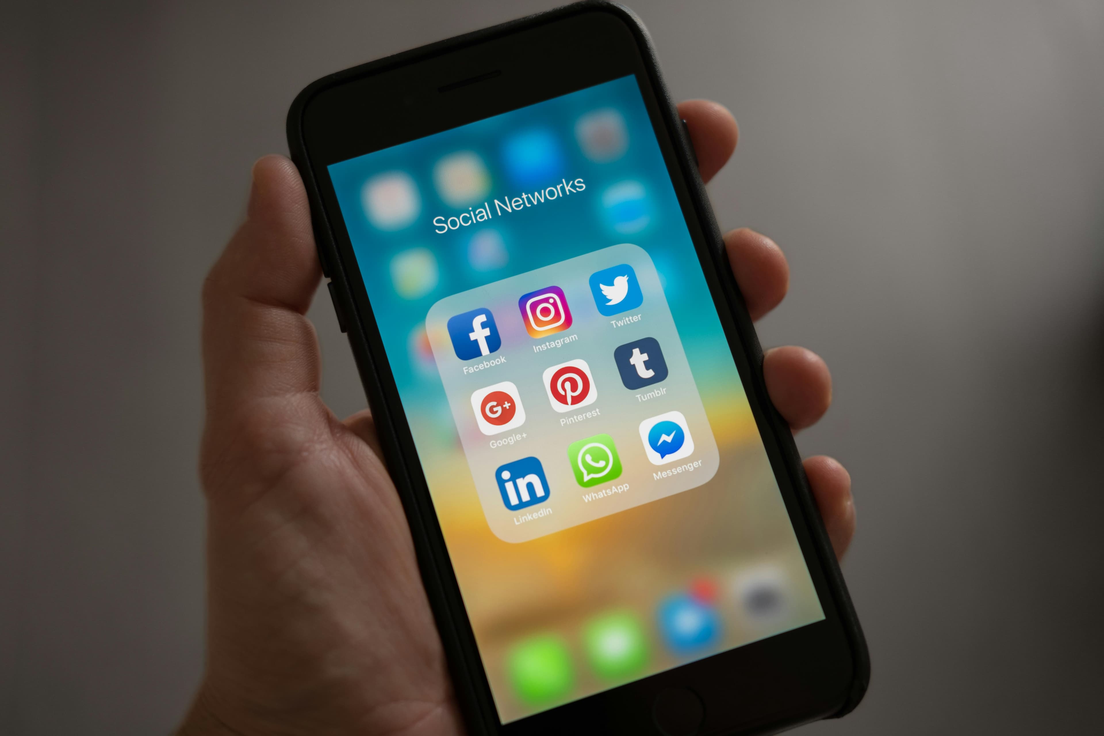 Personne Tenant Iphone Montrant Le Dossier De Réseaux Sociaux
