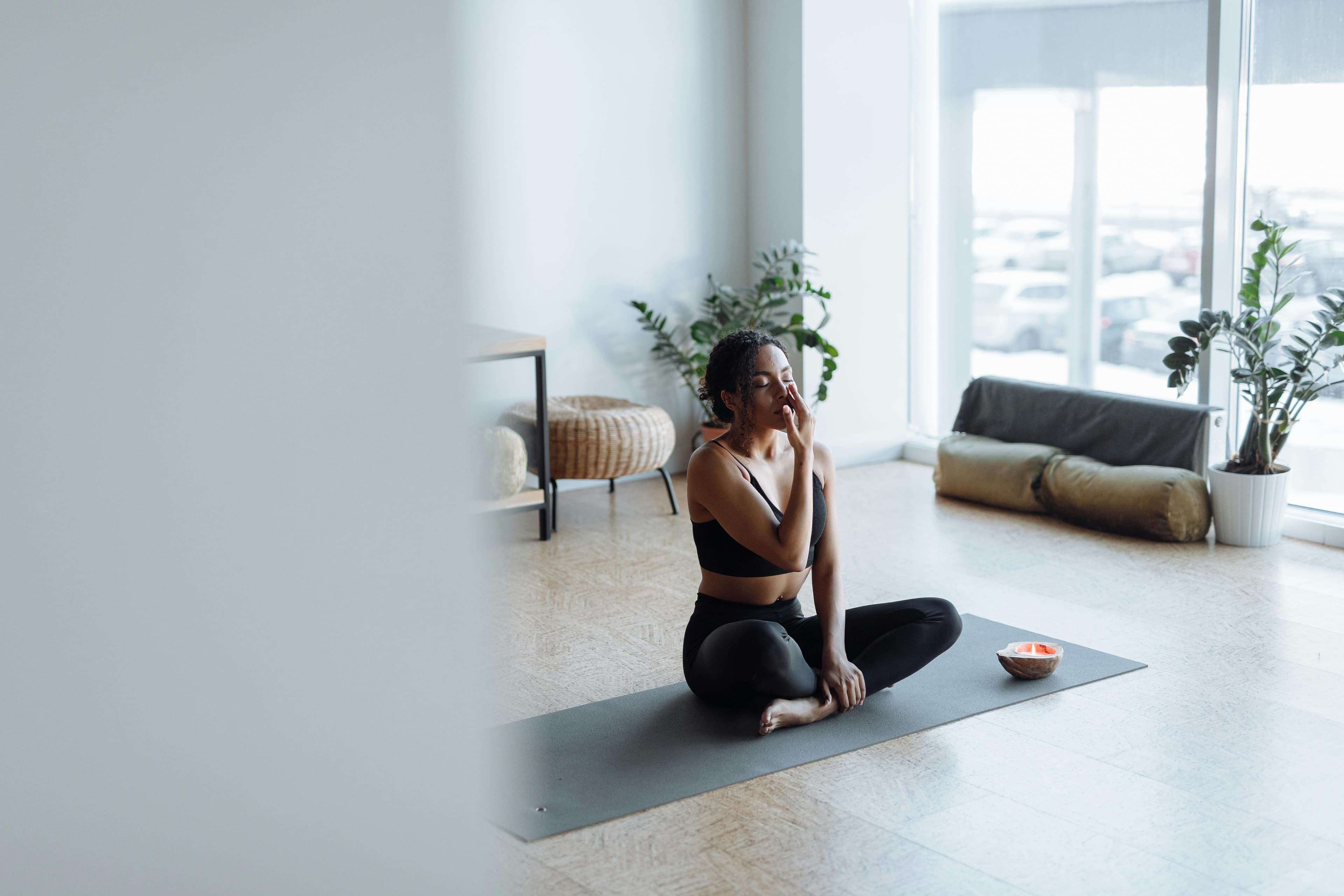 Immagine gratuita di #interno, abbigliamento sportivo nero, arredamento minimalista