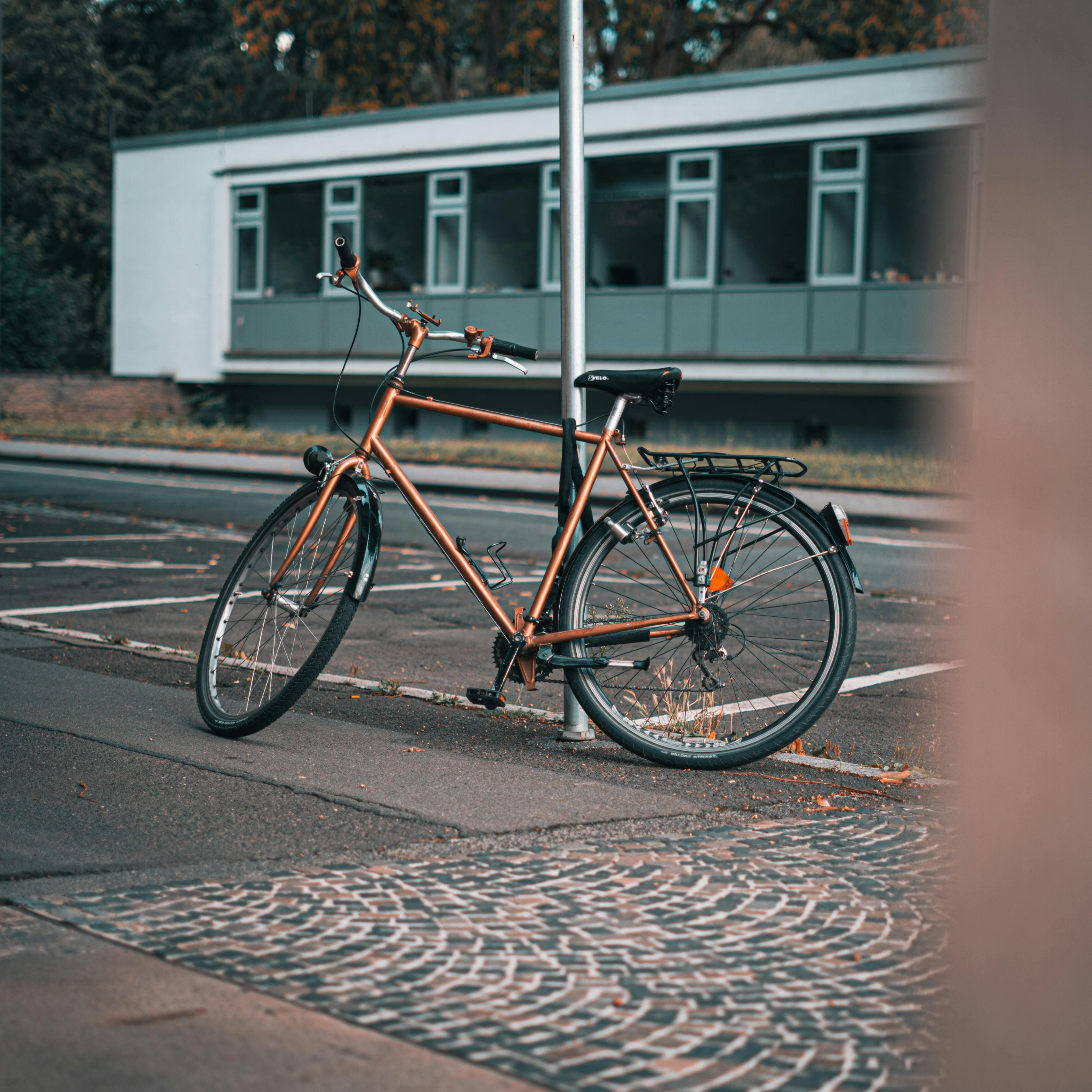Immagine gratuita di andare al lavoro in bicicletta, andare in bicicletta sul marciapiede, asta